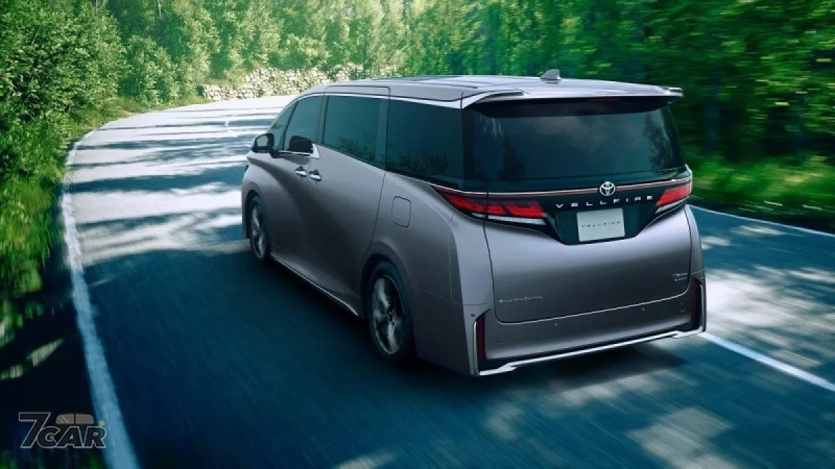 丰田 Vellfire 七座商务车行驶在林间公路